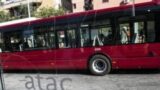 Sassi contro il bus a Casal Monastero: sfiorata la tragedia