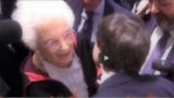 Liliana Segre abbraccia lo studente di destra Valerio. Antifascisti sconfitti