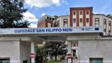 Medici in trincea negli ospedali romani. Ucraino con una sbarra danneggia 17 auto e un’ambulanza