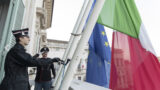 Al Quirinale altro fuorionda: il lutto con la bandiera Ue…