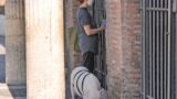 A Roma è follia, in giro nudi e con maiali al guinzaglio (video)