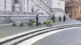 E in Campidoglio lo straccio Ue trascina a terra la bandiera italiana (video)