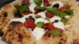 Pizza si ma non farcita. A Roma follia a 5 Stelle