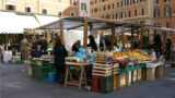 Follia a Roma, riaprono i mercati tra file e rischio contagio
