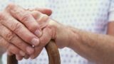 Vergogna a Lenola multato sordomuto di 81 anni. È bullismo di Stato (video)