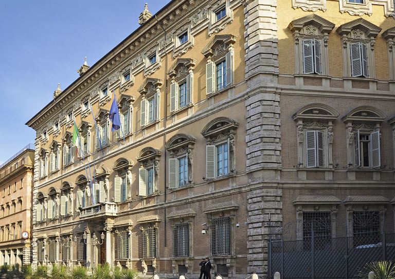 carabiniere senza mascherina