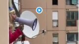 Dal balcone col megafono: “Me so’ rotta li cojioni!” (video)
