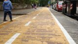 Ciclabile a San Paolo, via i parcheggi e commercianti in rivolta (video)