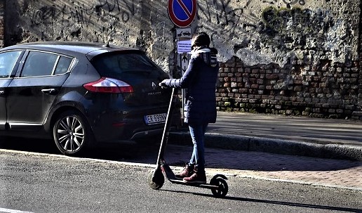 monopattini in strada (2)