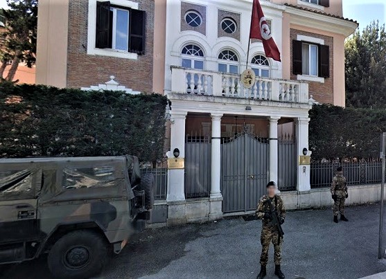 tunisino assalta ambasciata (2)