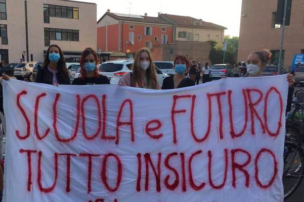 Gli studenti romani scendono in piazza contro il governo: “Incapace di garantire la sicurezza”