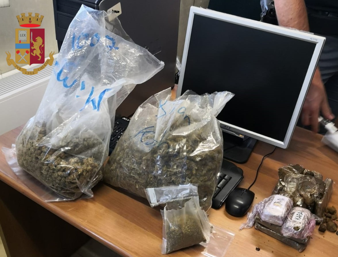 Al parco con lo zaino. Ma dentro ci sono droga e soldi, arrestato 32enne romano