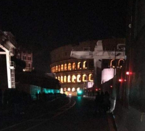 Vergogna, Via dei Fori Imperiali buia come in un film horror