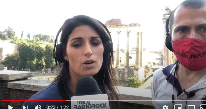 La Raggi fa la cantante a Radio Rock. Il risultato è disastroso (video)