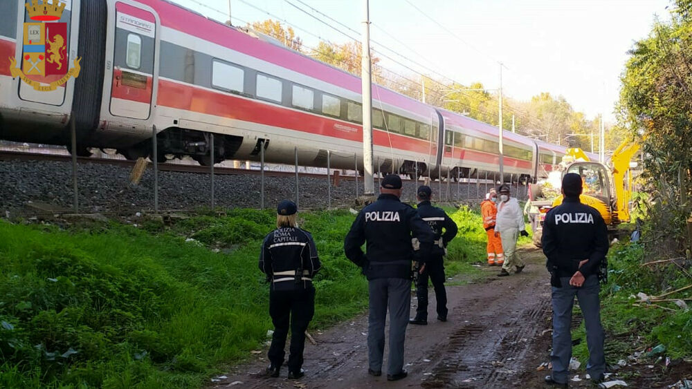 Raggi twitta, ‘bonifica’ per il campo rom a Fidene. E sui social è bufera