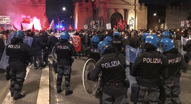 DPCM, ancora proteste a Roma. Lavoratori dello spettacolo in strada da Porta Pia all’Umberto I