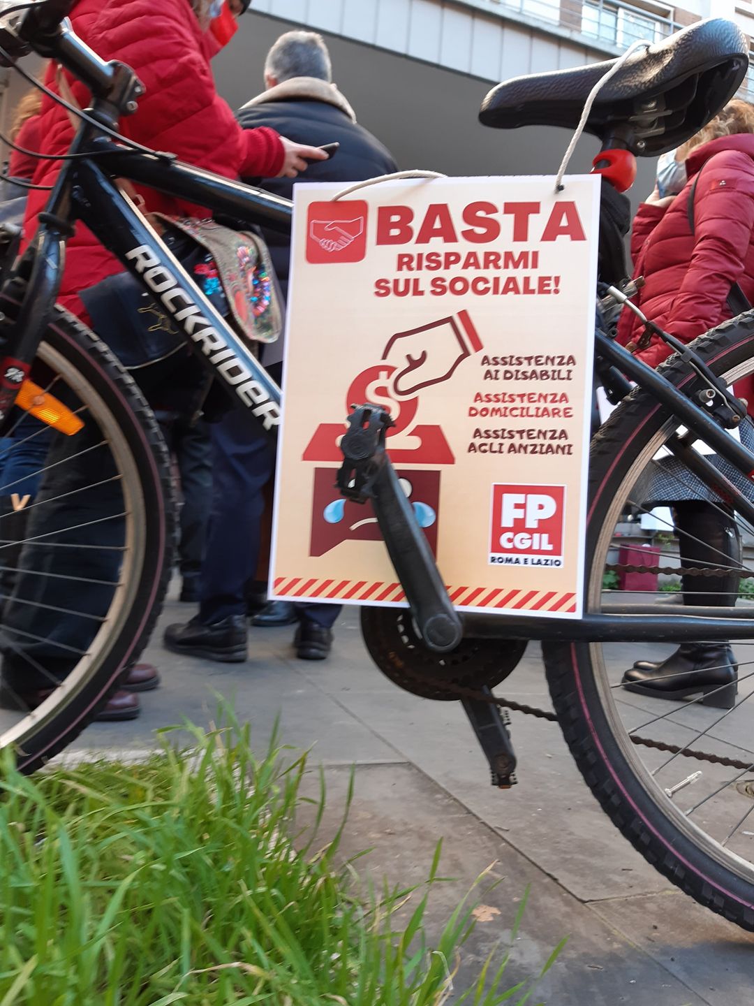 Tagli al sociale, sindacati all’attacco della Raggi