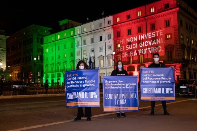 Ragazzi proiettano tricolore su Palazzo Chigi chiedendo attenzione. Tutti denunciati