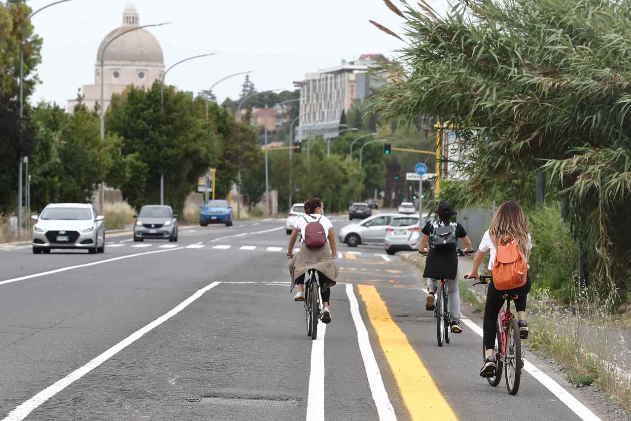 Ciclabile Eur Torrino tra degrado e polemiche