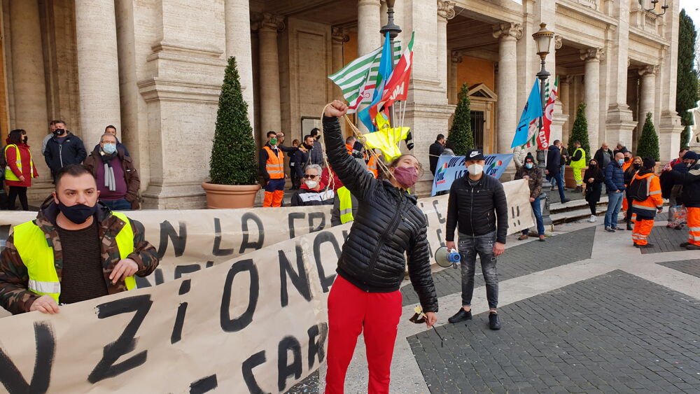 Tagli al sociale, in piazza del Campidoglio spuntano un cappio e il manichino della Raggi. Ed esplode la polemica