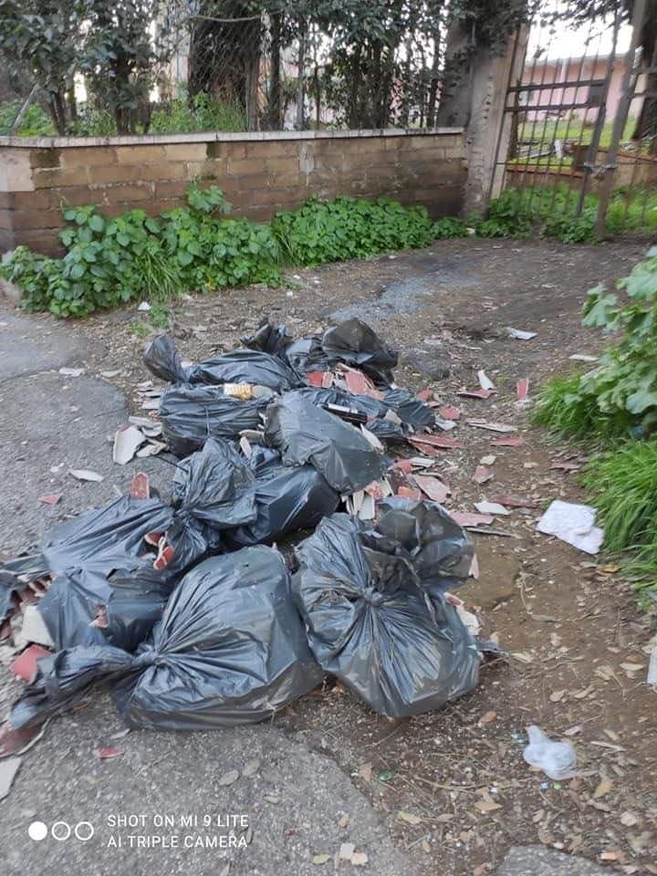 Monte Mario nel degrado. Anche l’eternit gettato per strada (video)