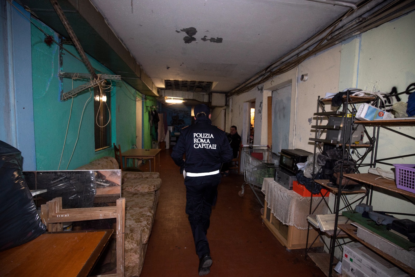 Anziano muore in una casa popolare. Per la bonifica dell’appartamento ci vogliono 7 mesi