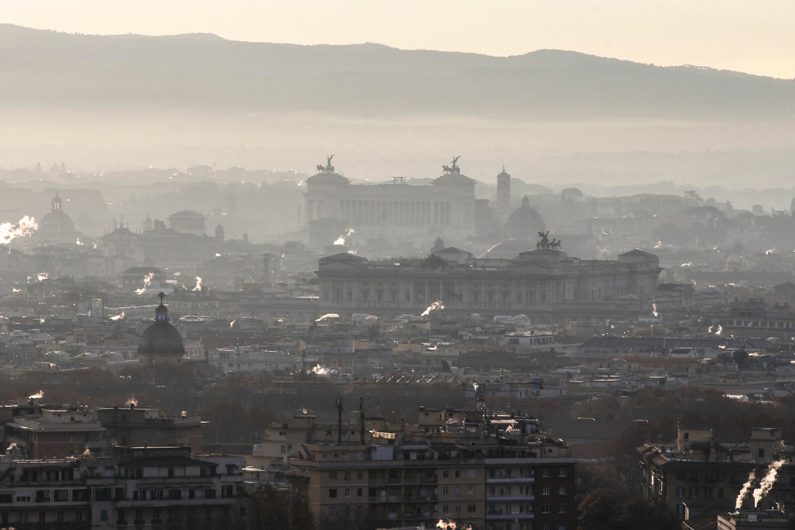 Polveri sottili, a Roma non si respira. E Legambiente attacca la Raggi
