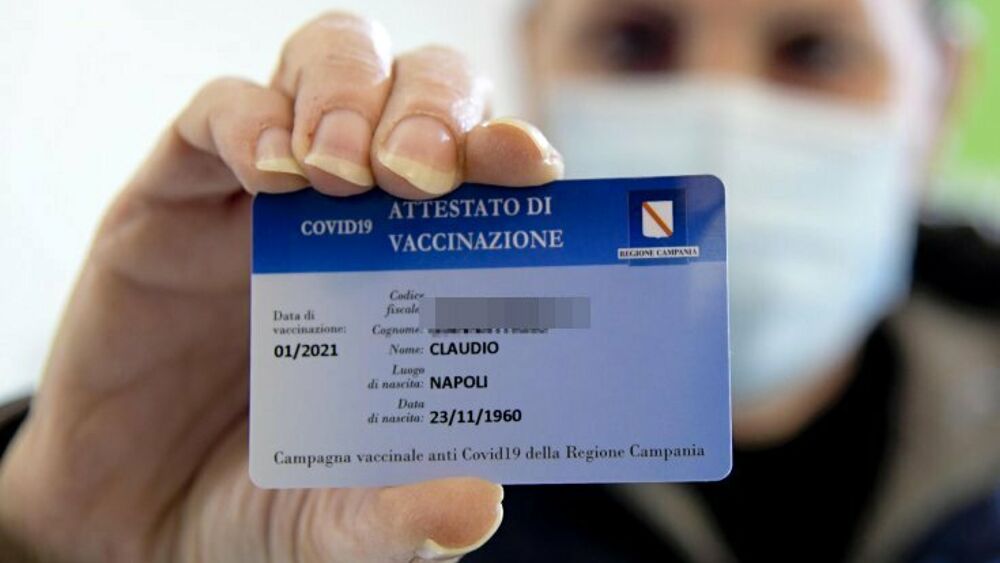 Pass vaccinale, ora è caos. E la FIMMG invita i medici di base a non rilasciarli