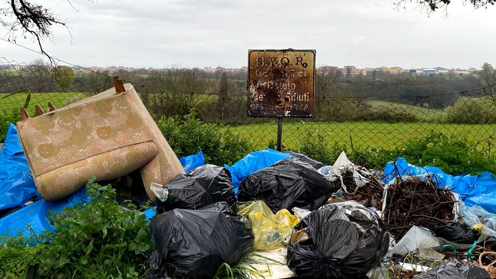 Rifiuti, salta il piano della differenziata. E Roma chiede aiuto a Napoli.