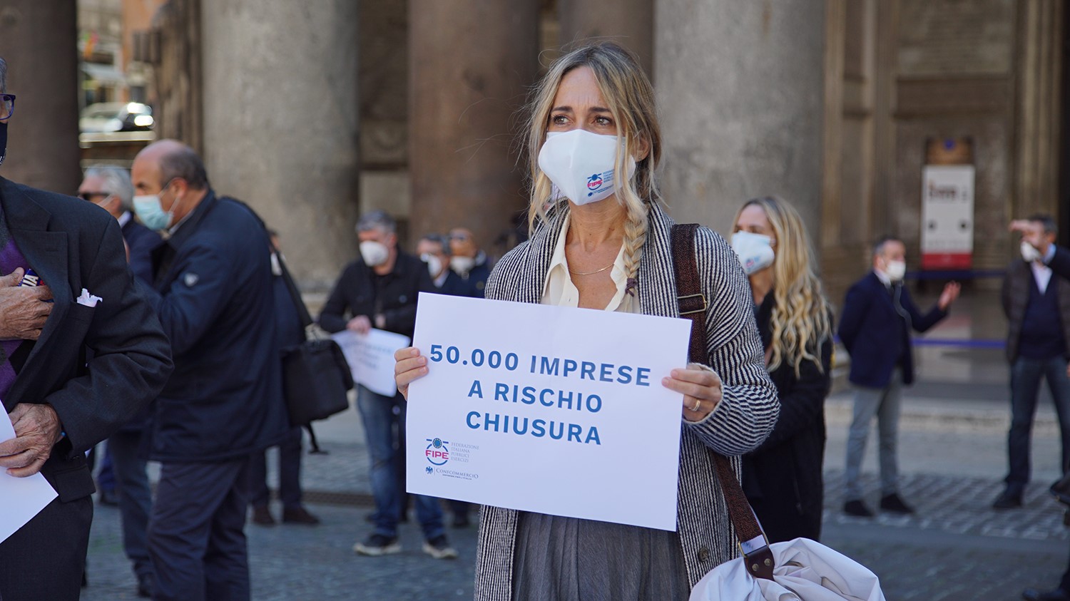 Domani si replica: le categorie in piazza. “Dateci una data per ripartire”
