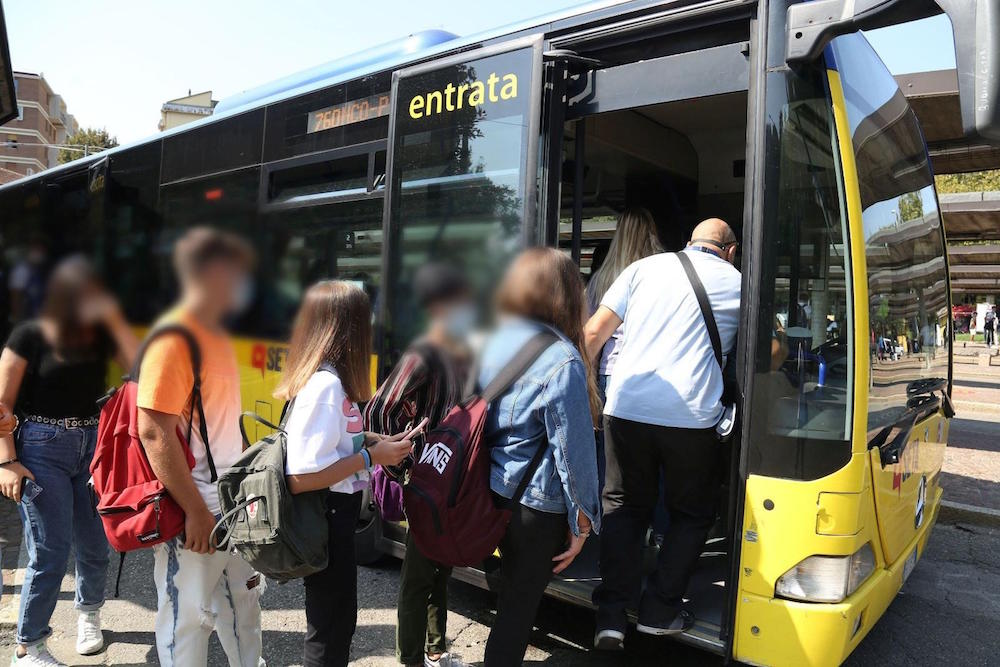 scuola autobus pieni