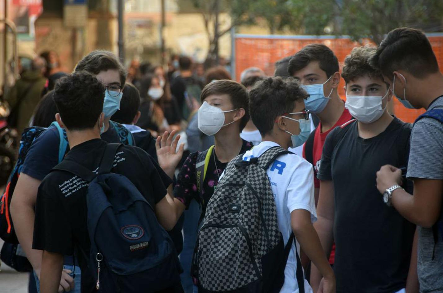 Niente mascherina all’aperto per i vaccinati. La proposta piace anche agli scienziati