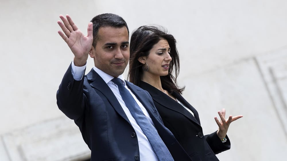 Raggi prepara il piano B. Se il M5S la molla per Zingaretti, due liste e Casaleggio ‘sponsor’