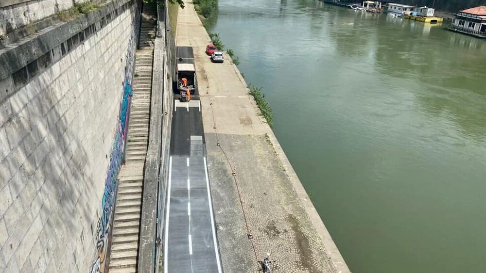 Ciclabile sul Tevere, la Soprintendenza dice no. E il consigliere grillino si incatena