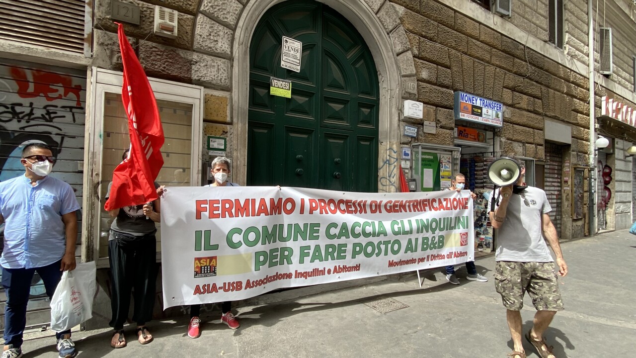 Case comunali, esplode la rabbia degli inquilini di via Giolitti