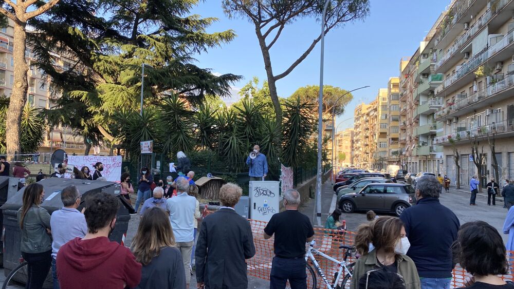 Basta voragini. A via Zenodossio i cittadini scendono in piazza