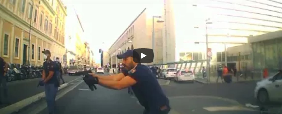 Termini, il ghanese contro la polizia diventa un caso politico. Gli agenti: “Dateci i teaser”