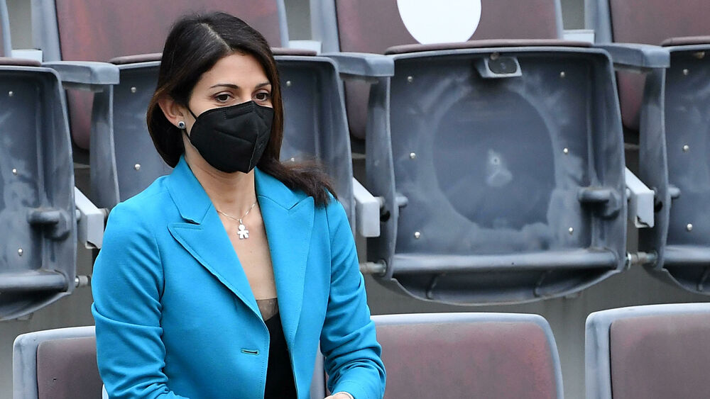 Tutte le spine della Raggi. Tra rifiuti, bilancio e il nodo stadio