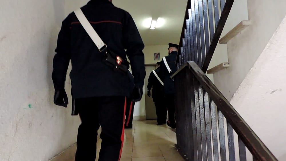 Peruviano alcolizzato minaccia i condomini sulle scale. Arrestato