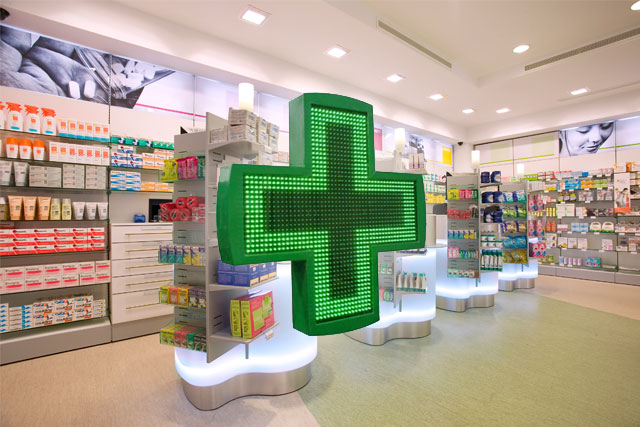 Farmacie in prima linea per tamponi vaccini e green pass