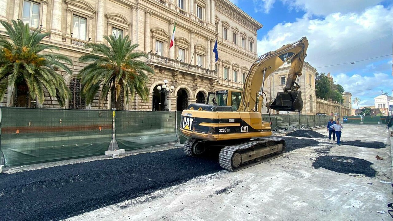 Sanpietrini a via Nazionale, contro la rimozione centrodestra all’attacco