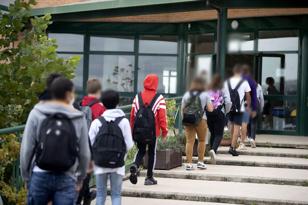 Scuole, si ricomincia da trasporti pieni e classi pollaio