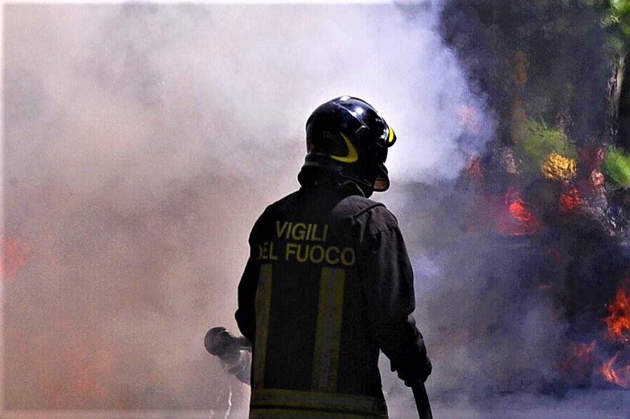 cassonetti e auto incendiati (2)