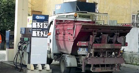 Ama, preso netturbino che rubava gasolio al deposito del Salario. Ma potrebbe non essere il solo