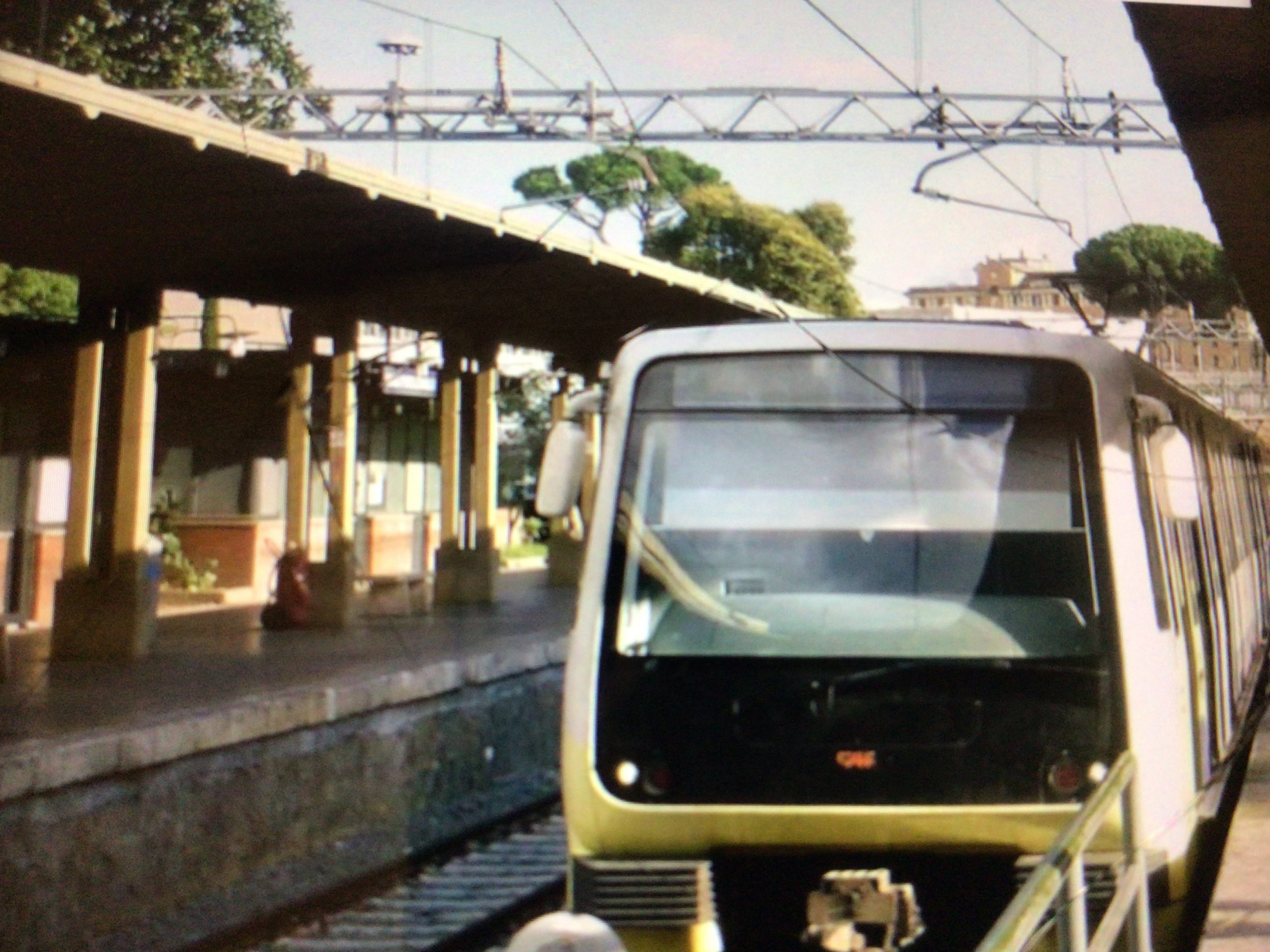 Dramma sulla Roma Lido, muore un passeggero dopo un malore. Linea in tilt