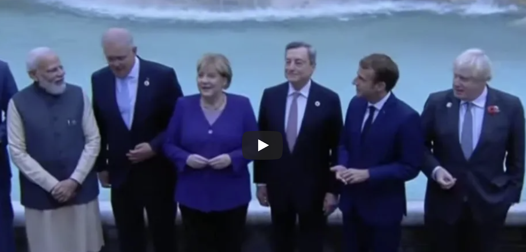 Tutti i leader del G20 lanciano la monetina nella Fontana di Trevi (video)