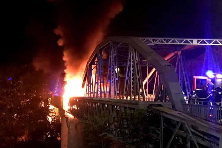 incendio ponte di ferro