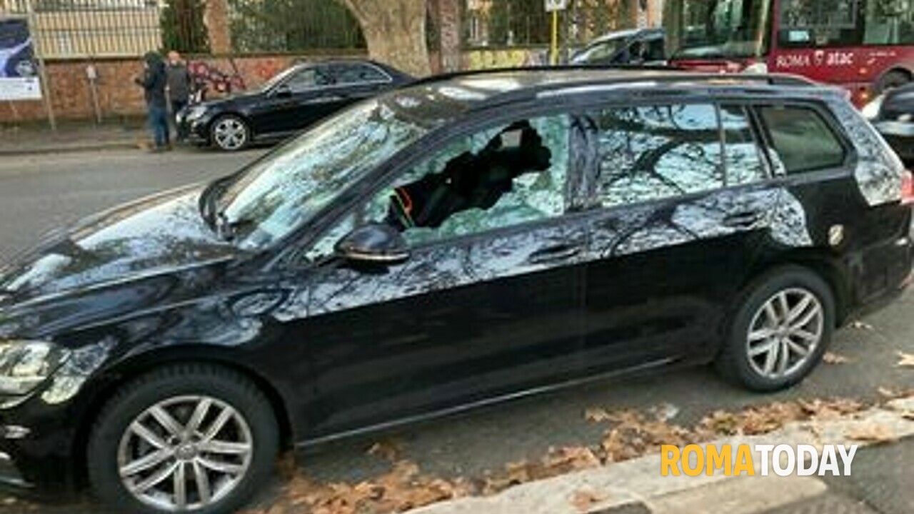 Ritorna il vandalo delle auto in sosta. 22 vetture danneggiate sul lungotevere
