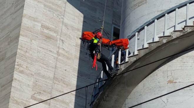 Francese 21 enne precipita dalla torre della stazione Termini. Tragedia nella notte a Roma