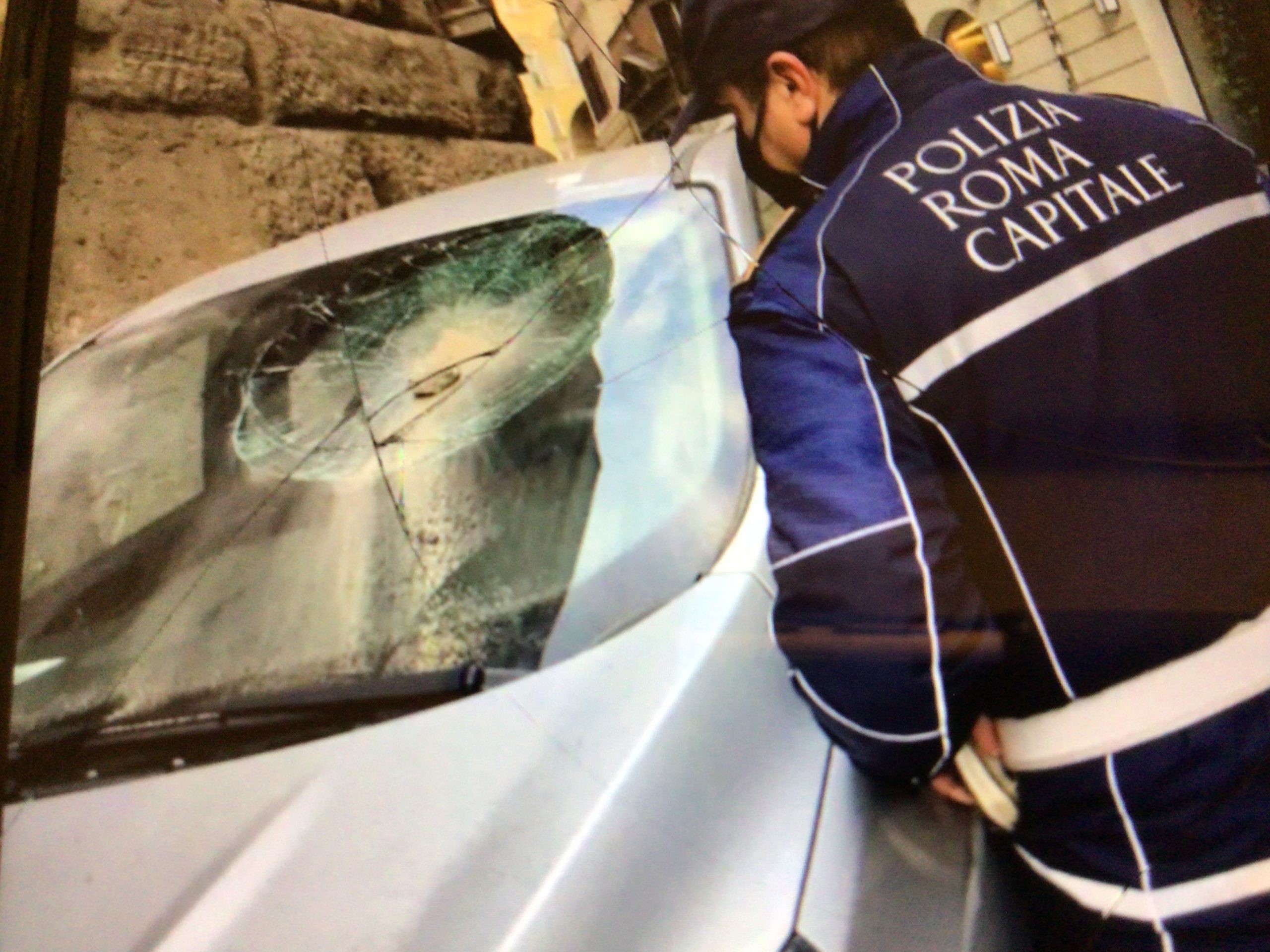 Crolla cornicione ai Mercati di Traiano, auto distrutta ma nessun ferito